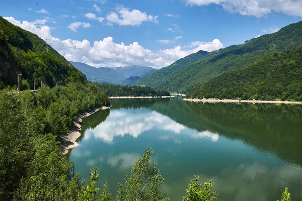 Beautiful Landscape Olt River Romania Surrounded Forest Mountains — Stock Photo, Image