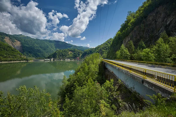 Snelweg Gaat Langs Rivier Olt Roemenië — Stockfoto