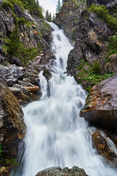 Пейзаж Большим Красивым Водопадом Скалистых Горах — стоковое фото