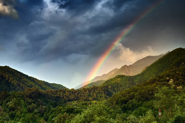 Mooie Regenboog Bewolkte Hemel Bergen — Stockfoto