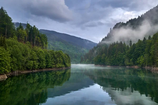 Hermoso Paisaje Con Lago Bosque Brumoso Las Montañas Día Lluvioso —  Fotos de Stock