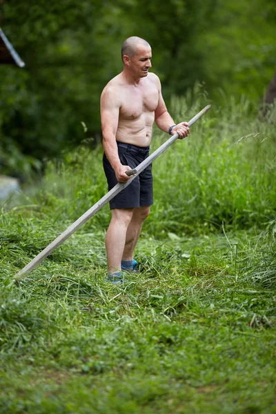 Fuerte Agricultor Sin Camisa Que Corta Tierra Con Una Guadaña —  Fotos de Stock