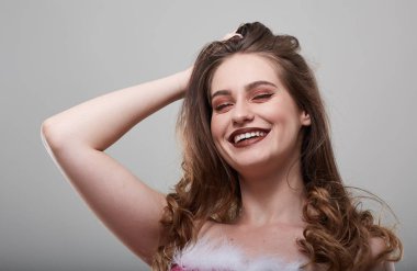 gri arka plan üzerinde pembe sabahlığı güzel genç kadın portresi stüdyo