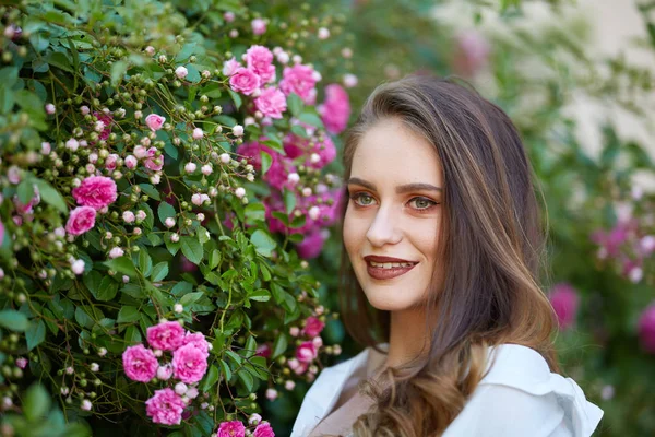 Closeup Young Smiling Woman White Dress Rose Bush Garden — Stock Photo, Image