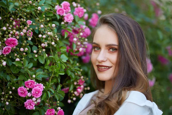 Closeup Young Smiling Woman White Dress Rose Bush Garden — Stock Photo, Image