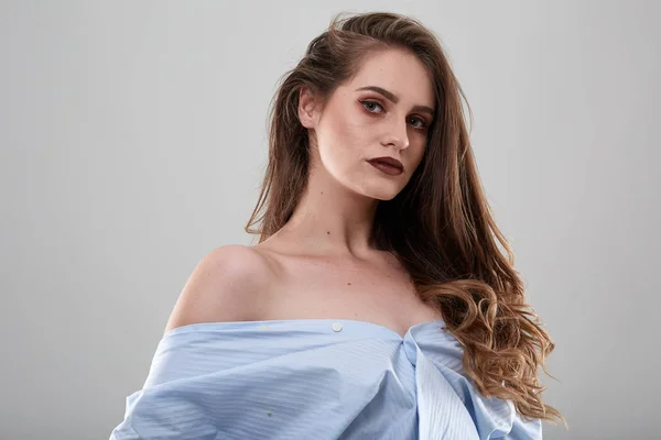 Studio Portret Van Mooie Jonge Vrouw Blauw Shirt Grijze Achtergrond — Stockfoto