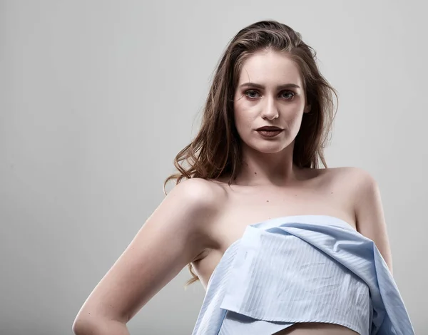 Studio Portret Van Mooie Jonge Vrouw Blauw Shirt Grijze Achtergrond — Stockfoto