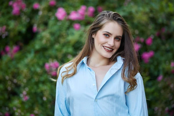 Portrait Beautiful Young Smiling Woman Brown Hair Pink Rose Bush — Stock Photo, Image