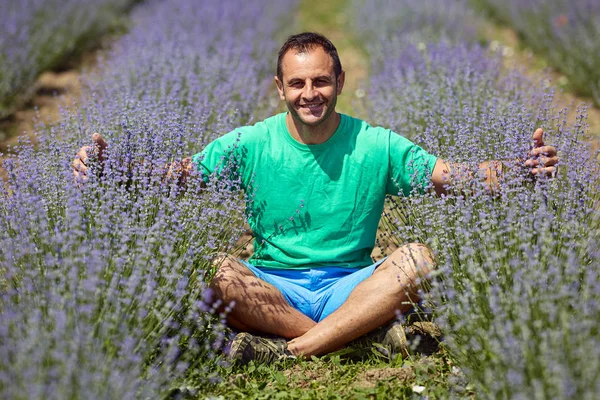 Lachende Boer Zitten Tussen Rijen Zijn Lavendel Plantage Zonnige Dag — Stockfoto