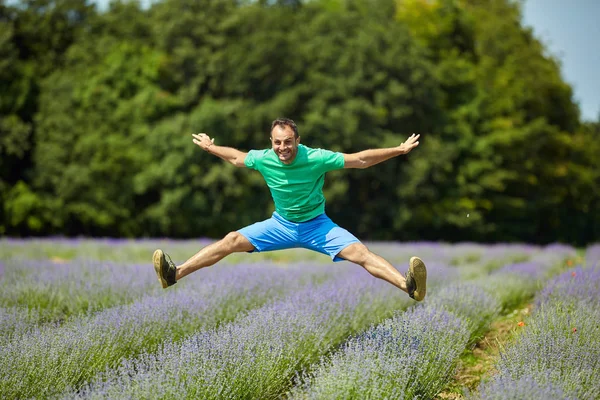 Lachende Boer Springen Tussen Rijen Van Lavendel Plantage Zonnige Dag — Stockfoto
