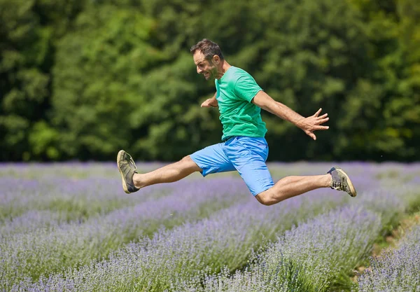 Lachende Boer Springen Tussen Rijen Van Lavendel Plantage Zonnige Dag — Stockfoto