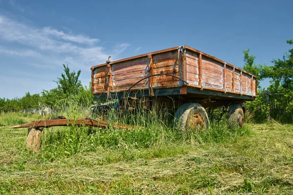 Oude Aanhangwagen Het Veld Onder Blauwe Hemel Wacht Trekker Voor — Stockfoto