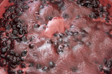 tencerede pişirilmiş yakın çekim siyah yabani kiraz reçeli