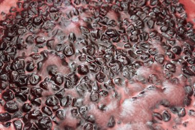 tencerede pişirilmiş yakın çekim siyah yabani kiraz reçeli