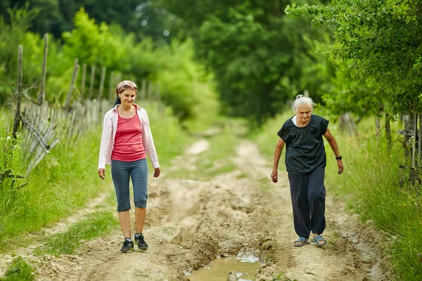 Vrouw Tuin Lopen Gras Met Oude Moeder — Stockfoto