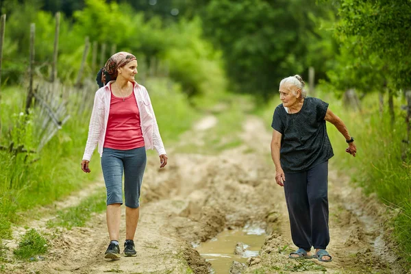 Vrouw Tuin Lopen Gras Met Oude Moeder — Stockfoto