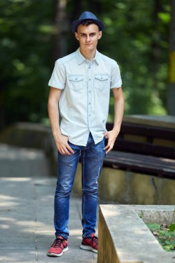 Portre portre bir mutlu yakışıklı genç çocuk açık park