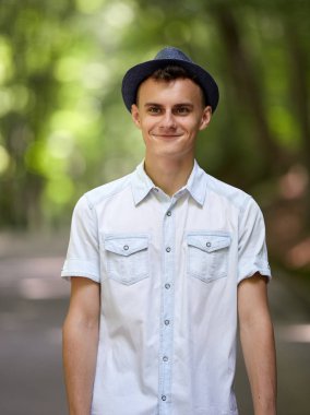 Portre portre bir mutlu yakışıklı genç çocuk açık park