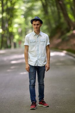 Yakışıklı delikanlı parkta yürüyüşe sahip