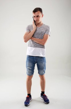 Cep telefonunuzun, atış studio konuşan genç adam