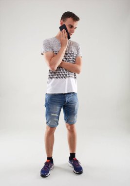 Cep telefonunuzun, atış studio konuşan genç adam