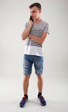 Cep telefonunuzun, atış studio konuşan genç adam