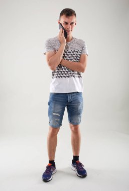 Cep telefonunuzun, atış studio konuşan genç adam