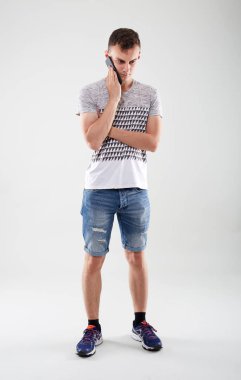 Cep telefonunuzun, atış studio konuşan genç adam