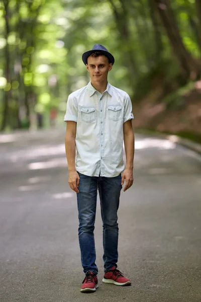 Yakışıklı delikanlı parkta yürüyüşe sahip