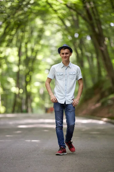 Jonge Knappe Man Met Een Wandeling Het Park — Stockfoto