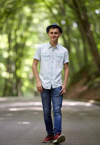 Jovem Bonitão Dando Passeio Parque — Fotografia de Stock