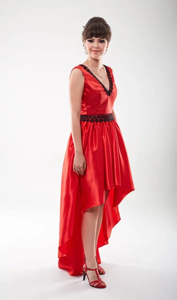 Retrato Estúdio Comprimento Total Uma Bela Jovem Mulher Vestido Vermelho — Fotografia de Stock