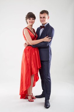 Mutlu genç çift tam uzunlukta studio atış