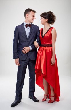 Mutlu genç çift tam uzunlukta studio atış