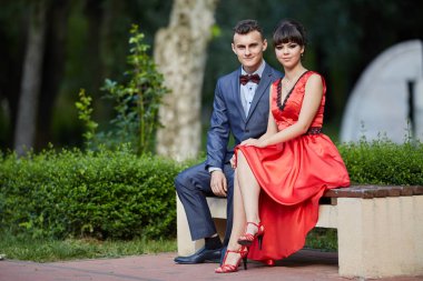 Güzel genç çift açık balo ya da kutlama için giyinmiş