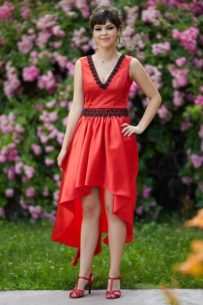 Portret Zbliżenie Piękna Dziewczyna Czerwonej Sukience Selektywnej Ostrości — Zdjęcie stockowe