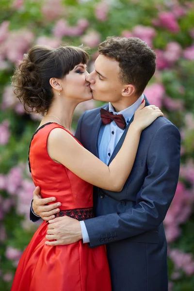 Casal Jovem Beijando Livre Close Com Foco Seletivo — Fotografia de Stock