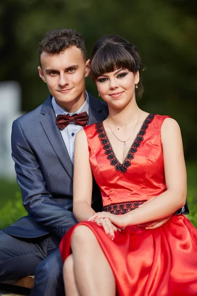 パーティーやお祝いとして服を着て美しい若いカップル屋外 — ストック写真