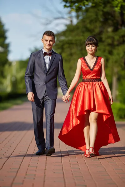 Elegant Jong Koppel Met Een Wandeling Het Park — Stockfoto