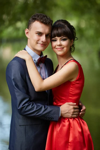 パーティーやお祝いとして服を着て美しい若いカップル屋外 — ストック写真