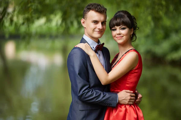 Bela Jovem Casal Livre Vestido Como Para Baile Celebração — Fotografia de Stock