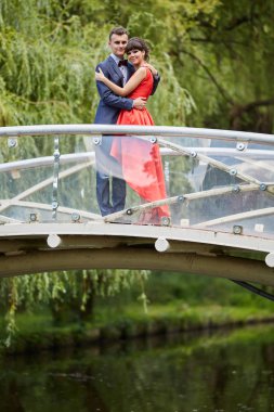 Güzel genç çift açık balo ya da kutlama için giyinmiş