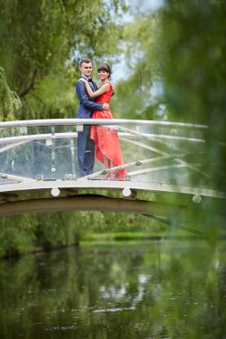 Güzel genç çift açık balo ya da kutlama için giyinmiş