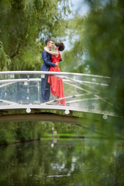 Güzel genç çift açık balo ya da kutlama için giyinmiş