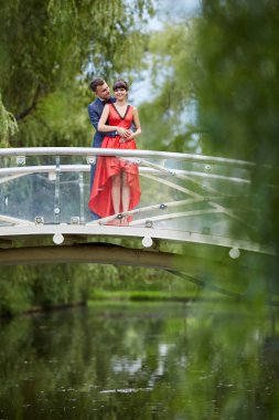 Güzel genç çift açık balo ya da kutlama için giyinmiş