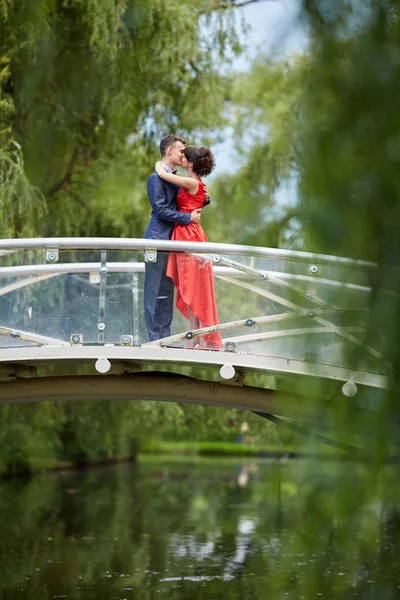 Güzel genç çift açık balo ya da kutlama için giyinmiş