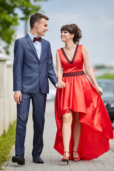 Élégant Jeune Couple Faisant Une Promenade Dans Parc — Photo