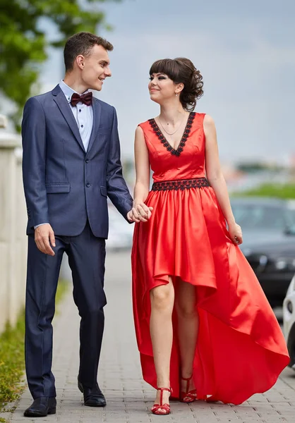 Elegante Jovem Casal Ter Passeio Parque — Fotografia de Stock