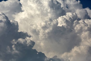 Cennet ile yaz aylarında büyük cumulonimbus bulutlar