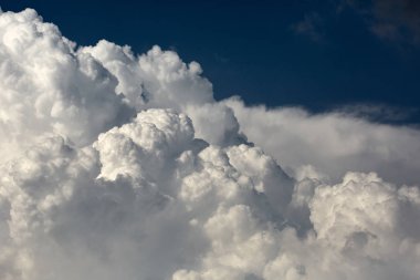 Cennet ile yaz aylarında büyük cumulonimbus bulutlar
